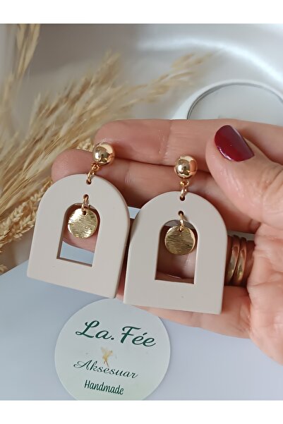 La fee aksesuar أقراط نسائية باللون البيج أقراط نسائية متدلية بتفاصيل ذهبية