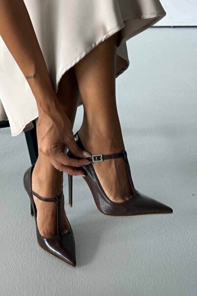 AYAKKABI PRENSİ Hnědá lakovaná kůže s detaily kamínkové spony Wren