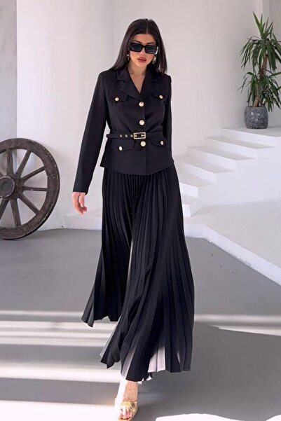 AKD Atelier طقم نسائي مكون من قطعتين، سترة قصيرة أنيقة مع حزام وتفاصيل جيب وزر، تنورة طويلة مطوية مع إكسسوارات
