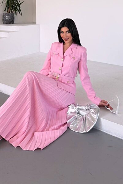 spirituel Kadın İkili Alt Üst Takım Şık Kemerli Cep ve Düğme Detaylı Kısa Blazer Ceket Piliseli Uzun Etek Takı