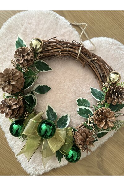 Marrone “Yılbaşı Kapı Çelengi – Kozalak, Yeşil Top ve Altın Kurdele Detaylı”