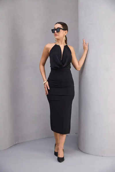 cemo BOYUNDAN AKSESUARLI DEGAJE YAKA ELBİSE