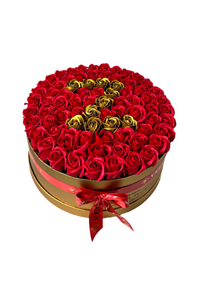 velve Aranjament floral personalizat cu litera Z,in cutie rotunda aurie cu 75...