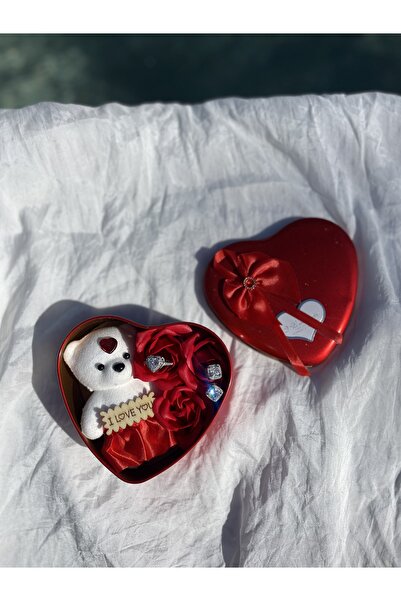 hediye Kalpli Kutusu – Peluş Ayıcık, Gül Detaylı Yüzük ve Küpe Seti
