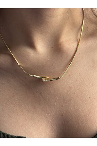 lotusbybuket قلادة ذهبية أنيقة من الفولاذ المقاوم للصدأ مع تفاصيل مسمار VIP