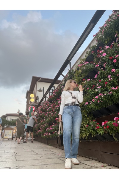 VELORA Beş cepli, yüksel bel jean. Dikişsiz, kısa kesim Çan paça. Fermuarlı ve düğmeli. Orjinal