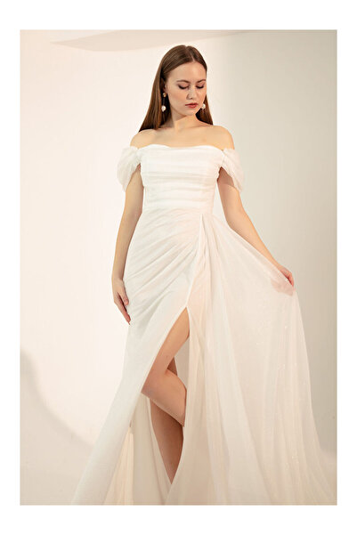 LC Waikiki Kadın Beyaz Kayık Yaka Drapeli Yırtmaçlı Uzun Simli Abiye Elbise