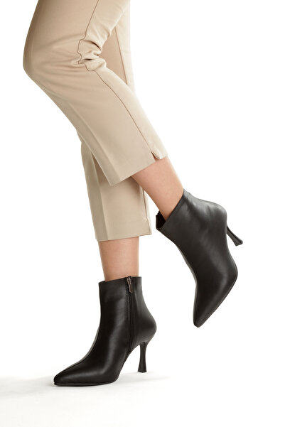 LUVETTO Sivri Burunlu Siyah Cilt 9 cm İnce Ökçeli Fermuarlı Kadın Botu Yeni Sezon