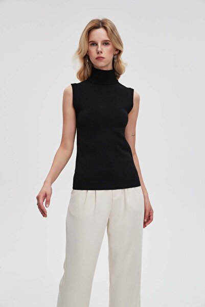 Livia بلوزة سادة برقبة عالية