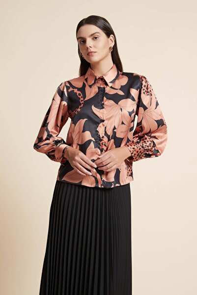 Yola قميص بطبعة جرافيكية وأكمام طويلة