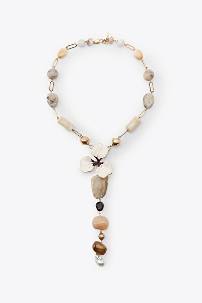 mos&more موديل العلامة التجارية، قلادة كريم أنيقة