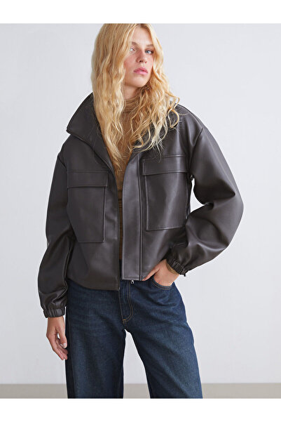 LC Waikiki معطف نسائي كبير الحجم ذو ياقة واقفة بلون بني بمظهر جلدي