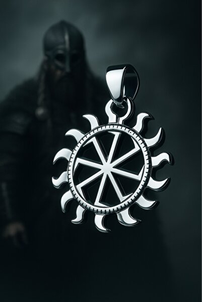 voyageaccessory قلادة رجالية من الفولاذ المقاوم للصدأ على شكل عجلة الشمس الفا...