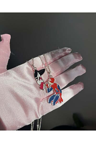 STAİNLES الحب بلا حدود: طقم قلادة زوجين بتصميم 'قبلة عكسية' على شكل سبايدرمان