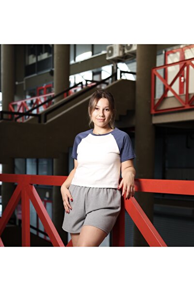 MDZ COLLECTION Kolları Lacivert Detaylı Kısa Kollu Beyaz Crop Kadın Tişört