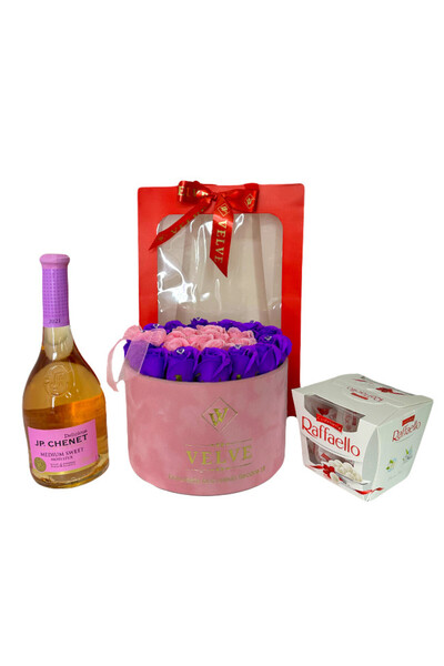 velve Pachet cadou Splendor,Vin Rose,Praline,aranjament floral trandafiri de sapun ,Mov-Roz