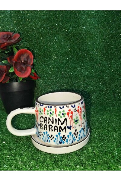 Home فنجان قهوة مع طبق عليه عبارة 'أبي العزيز'