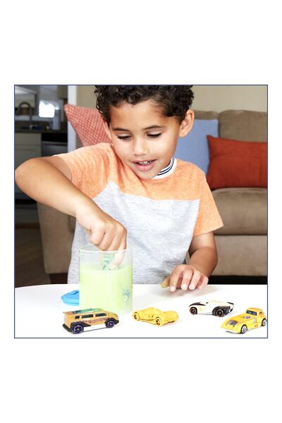 HOT WHEELS Set of 2 Color Reveal Cars: 1:64 Scale with Surprise Initial & Color-Change