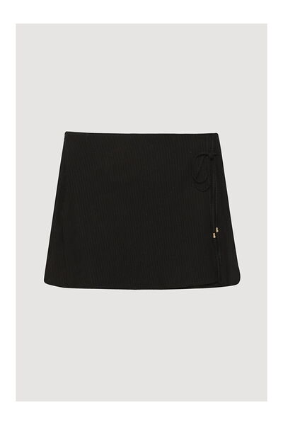 LC Waikiki Dokulu Bağcık Detaylı Şort Etek Siyah