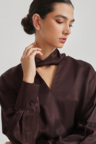 Setre Шоколадова блуза с V-образно деколте и детайли на врата, удобна кройка