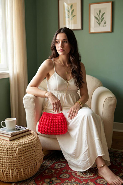 maia Red Hand-Knitted Mini Chain Strap Shoulder Bag – Compact and Stylish Design