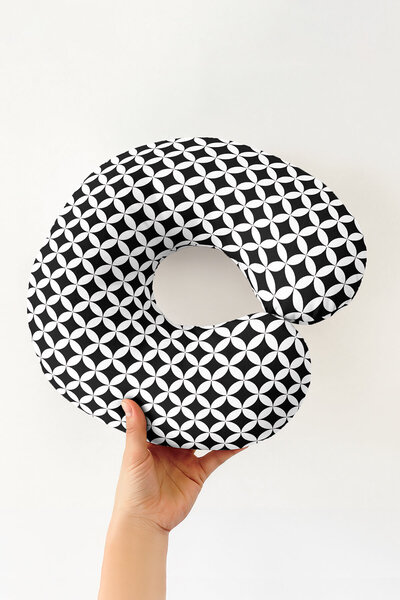 Evimde Bambaşka Pernă pentru gât geometrică, alb-negru - Pernă moale de călăt...