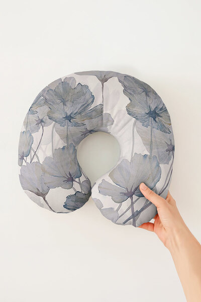 Evimde Bambaşka Pernă pentru gât cu model de flori verde apă - Pernă moale de...