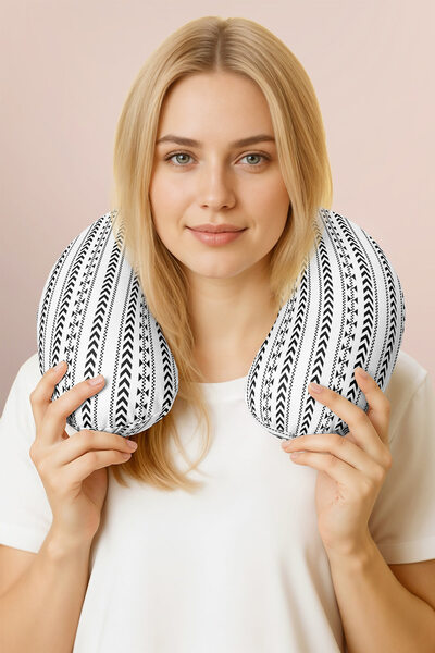 Evimde Bambaşka Pernă pentru gât cu model etnic alb-negru modern - Pernă de c...