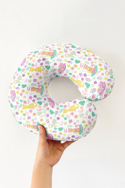 Evimde Bambaşka Pernă colorată pentru gât cu pisică modele florale - Pastel G...