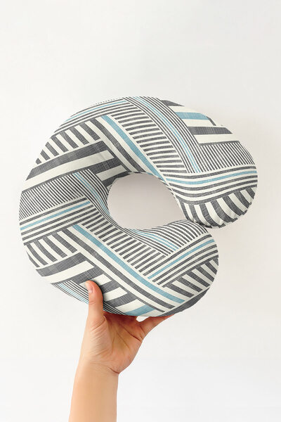 Evimde Bambaşka Pernă pentru gât cu dungi geometrice moderne - Pernă de călăt...