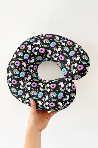 Evimde Bambaşka Pernă ergonomică pentru gât cu model curcubeu unicorn colorat...