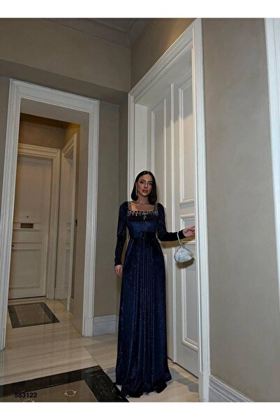 Modafeminen ESNEK SİMLİ KADİFE KARE YAKA TAŞ VE KEMER DETAYLI ABİYE ELBİSE 583122 LACİVERT