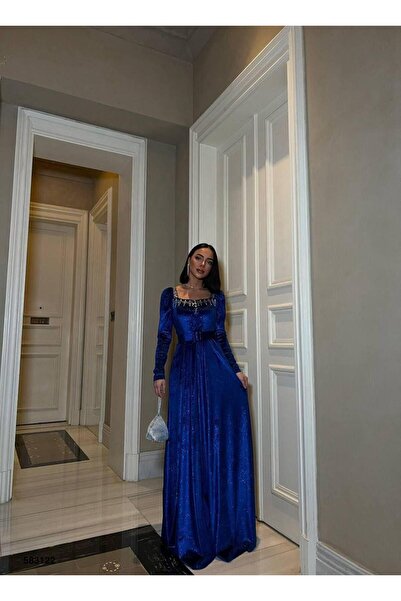 Modafeminen ESNEK SİMLİ KADİFE KARE YAKA TAŞ VE KEMER DETAYLI ABİYE ELBİSE 58...