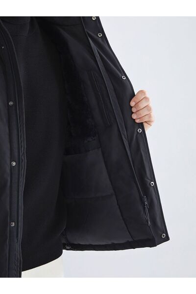 LC Waikiki Standart Kalıp Kapüşonlu Erkek Mont