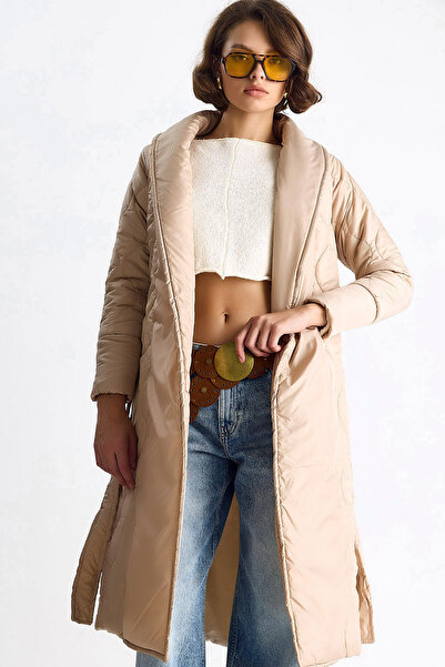 MissThetis Şal Yaka Uzun Kol Su Yolu Desen Cepli Kuşaklı Astarlı Şık ve Cool Midi Boy Kapitone Mont