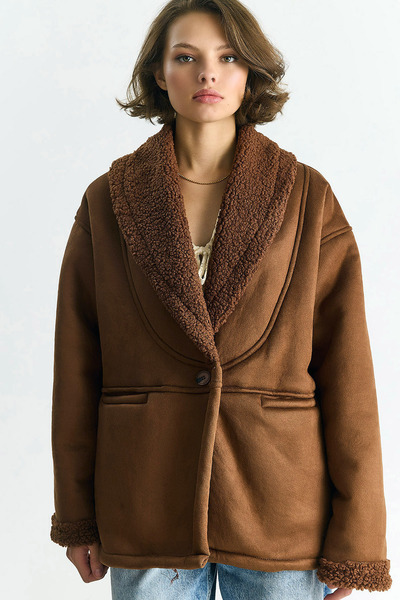 MissThetis Şal Yaka Uzun Kol İçi Kürklü Rahat Kalıp Düğmeli Cepli Şık ve Cool Süet Mont