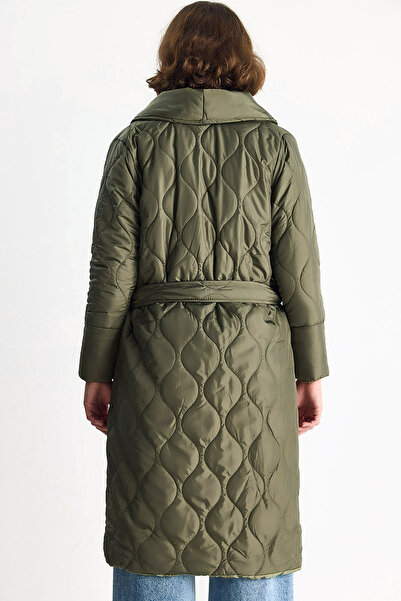 MissThetis Şal Yaka Uzun Kol Su Yolu Desen Cepli Kuşaklı Astarlı Şık ve Cool Midi Boy Kapitone Mont