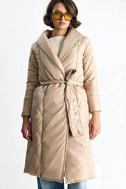 MissThetis Şal Yaka Uzun Kol Su Yolu Desen Cepli Kuşaklı Astarlı Şık ve Cool Midi Boy Kapitone Mont