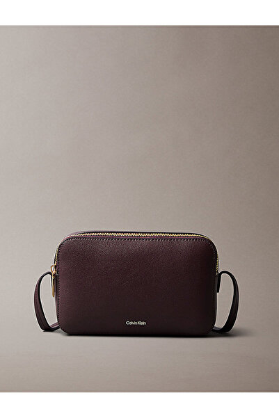 Calvin Klein Kadın Foil Logo Elongated Çapraz Çanta