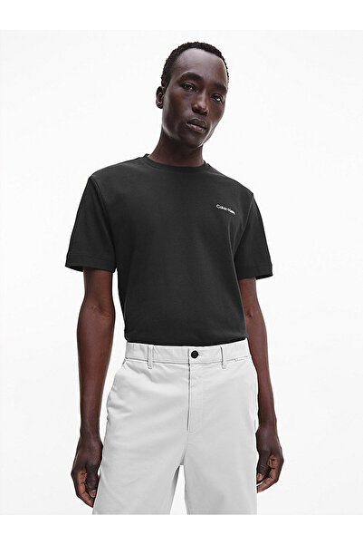 Calvin Klein تي شيرت رجالي بشعار مايكرو إنترلوك