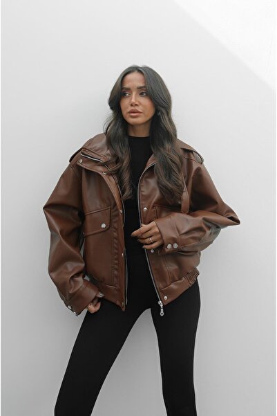 Havoş Barna bőrkabát övvel a nyakán