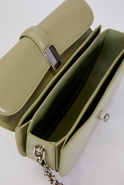 Levidor Green Metal Detailed Shoulder Bag