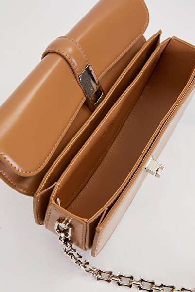 Levidor Brown Metal Detailed Shoulder Bag