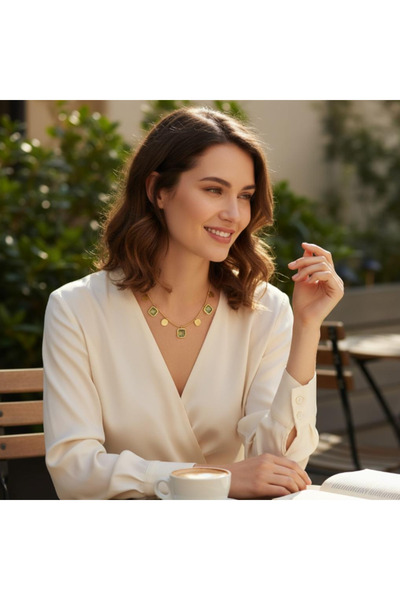 BuradaBuldun قلادة من الفولاذ مع حجر مربع أخضر وقرص ذهبي مفصل