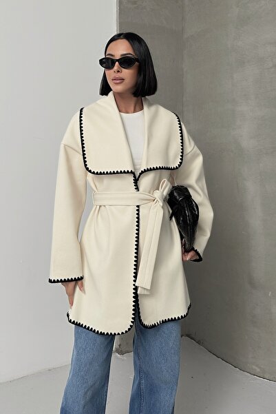 ALFUDO Moda Collection سترة ناعمة باللون البيج مع تفاصيل التطريز وحزام