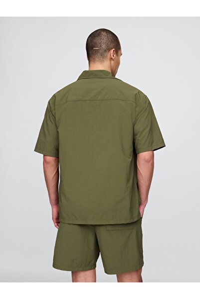 GAP Erkek Koyu Yeşil 100% Geri Dönüştürülmüş Relaxed Naylon Gömlek