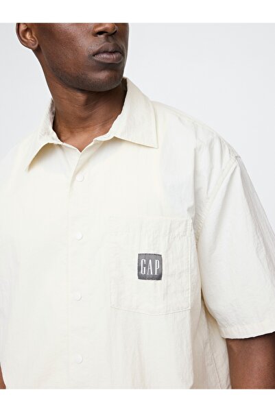 GAP Erkek Krem 100% Geri Dönüştürülmüş Relaxed Naylon Gömlek