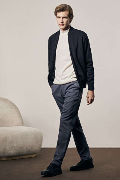 İmza Albastru bleumarin închis, guler de colegiu, mânecă lungă, fără buzunare...