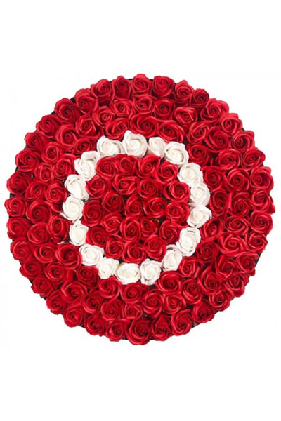 velve Aranjament floral personalizat cu litera cutie rotunda neagra cu 125 tr...