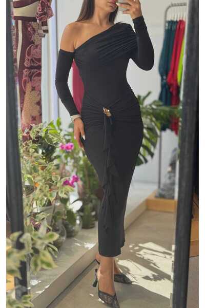 Kinzi فستان نسائي أسود ضيق على الجسم بكتف مكشوف وتصميم متدلي جانبي للمناسبات ...